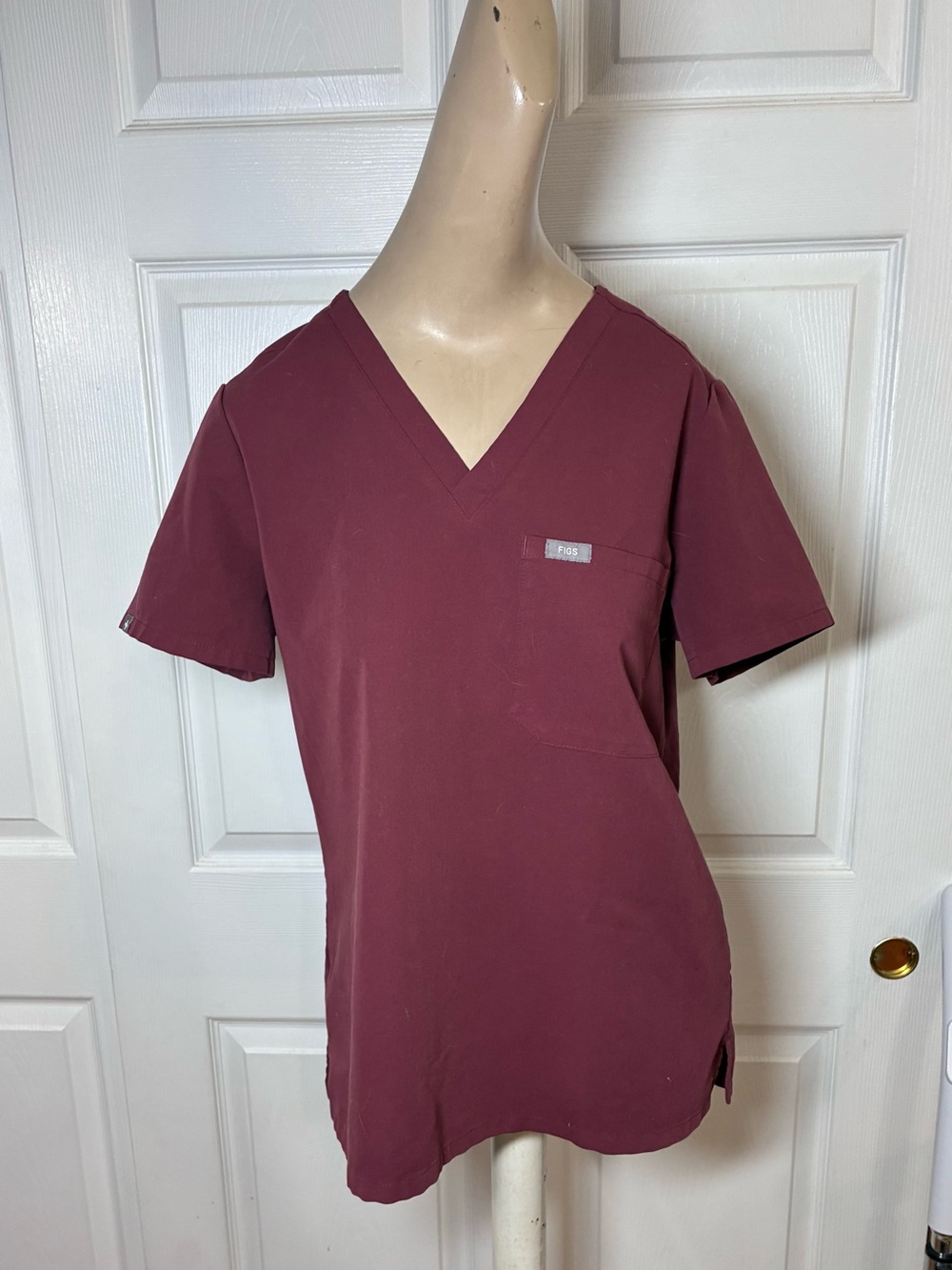 Figs Dark Cherry Catarina one pocket scrub top size small.